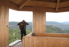 Buchkopfturm: Menuiserie des éléments en bois lamellé-collé en croix